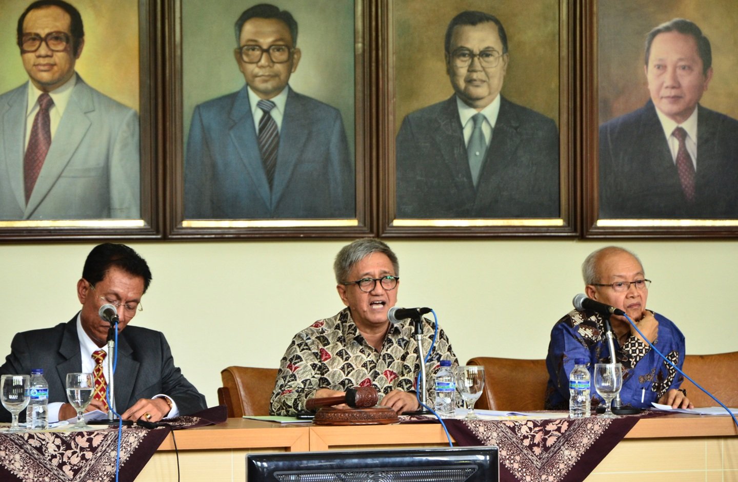 Prof. Dr. M. Noor Rochman Hadjam, SU (tengah) sebagai moderator dalam diskusi mengenai “Perkembangan Kondisi Bangsa dan Martabat Manusia Indonesia dalam Perspektif Kedaulatan Teknologi” oleh Prof. Dr. Rinaldy Dalimi, M.Sc. Ph.D (kiri) dan “Etika dalam Kehidupan Berbangsa dan Bernegara” oleh Prof. Dr. Soenarto Sastrowijoto, DSTHT (kanan).