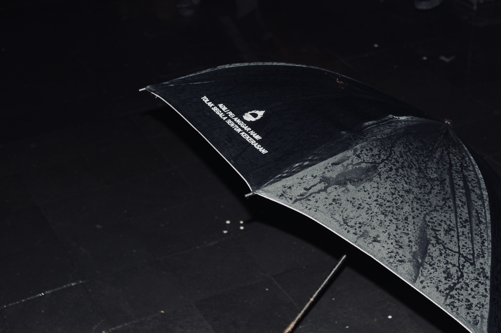 Payung hitam Aksi Kamisan bertuliskan, “Adili Pelanggar HAM! Tolak Segala Bentuk kekerasan!”  ©Michelle/Bal
